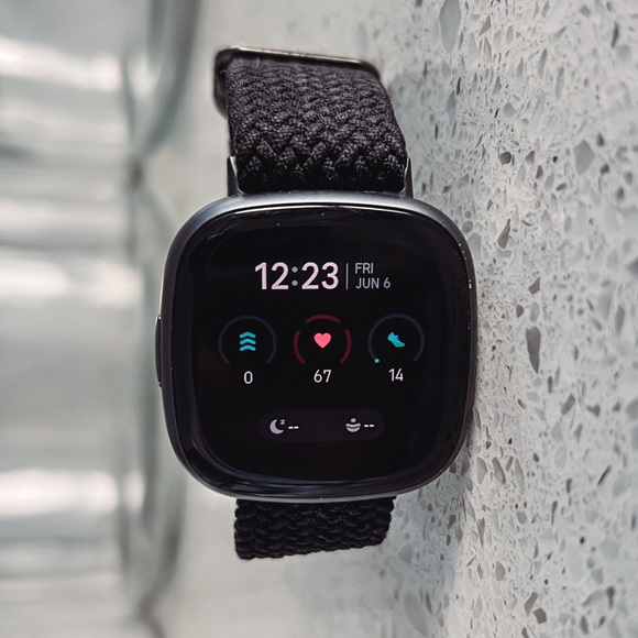 Fitbit 4 Versa - Picture 1 of 3